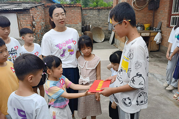 新乡hg1088集团爱心家庭携手辉县义工“爱心助学，，，点亮但愿”